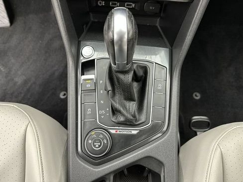 Used 2018 Volkswagen Tiguan SE AWD/4WD image 19