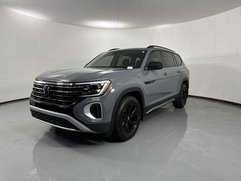 Used 2024 Volkswagen Atlas Peak Edition SE AWD/4WD image 2
