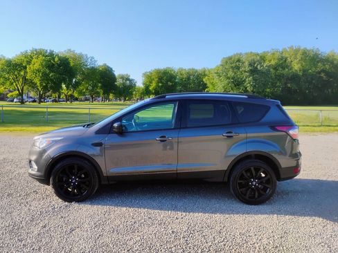 Used 2017 Ford Escape SE w/ Equipment Group 201A FWD image 9