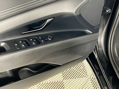 Certified 2025 Hyundai Elantra SEL image 19