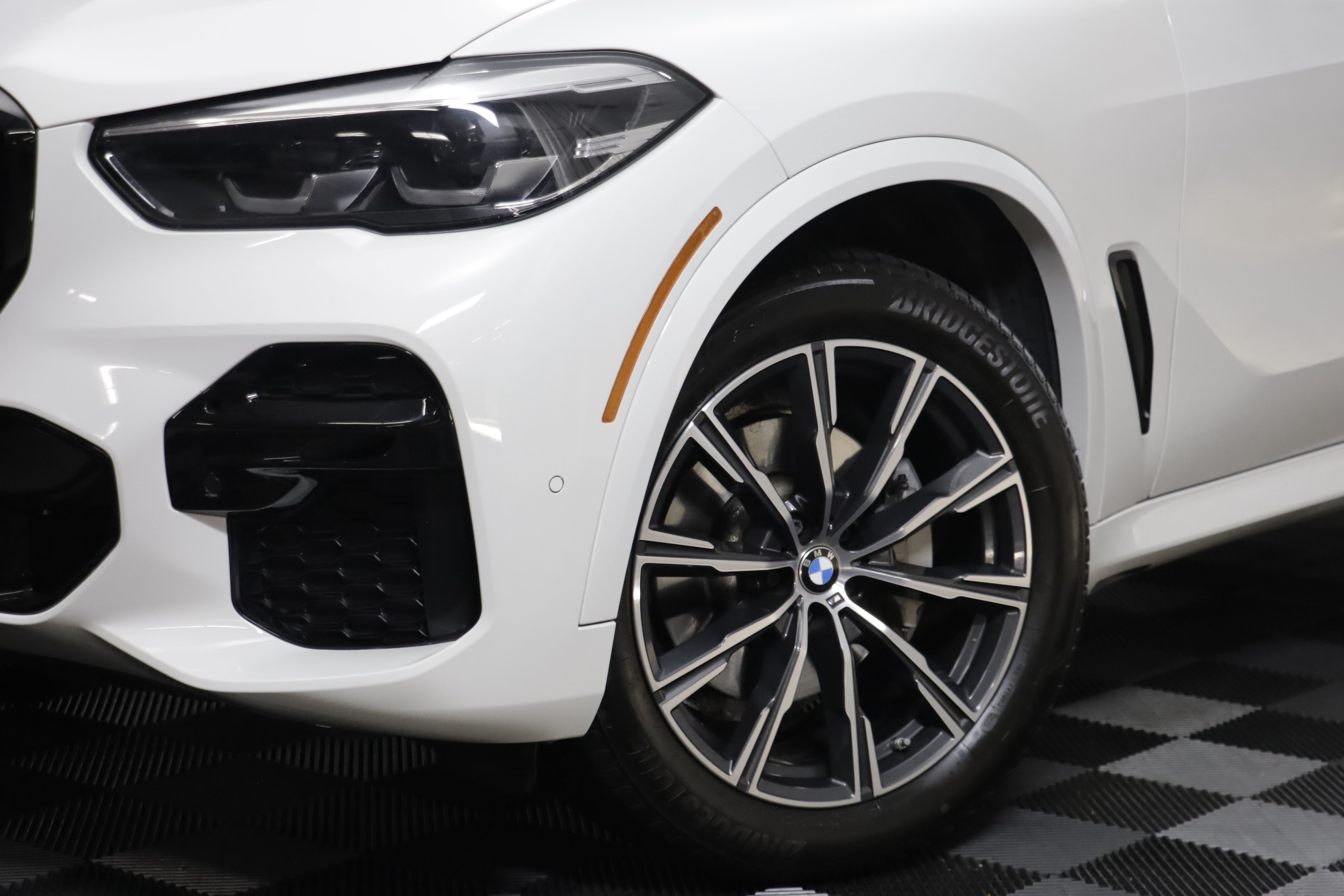 Used 2023 BMW X5 xDrive40i w/ M Sport Package AWD/4WD image 3