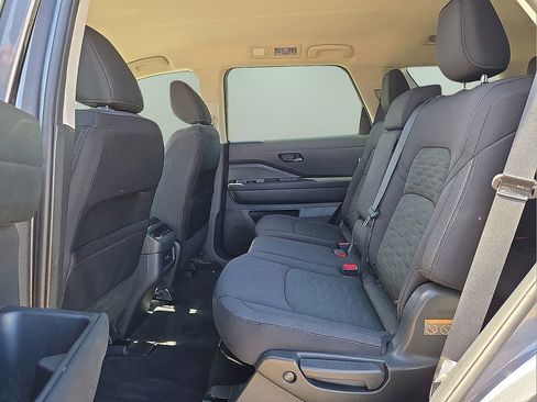 Used 2025 Nissan Pathfinder SV image 16
