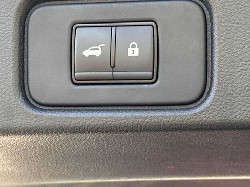 Used 2023 Nissan Pathfinder SL AWD/4WD image 19