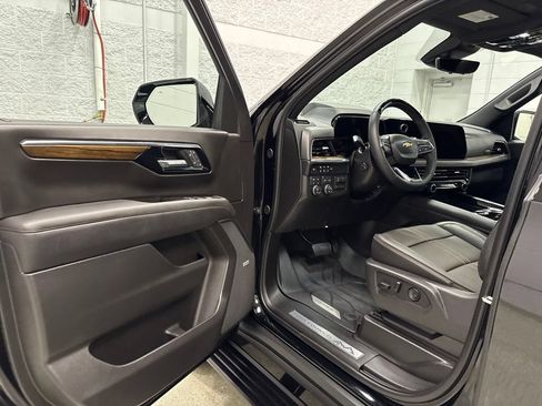 Used 2026 Chevrolet Suburban High Country AWD/4WD image 13