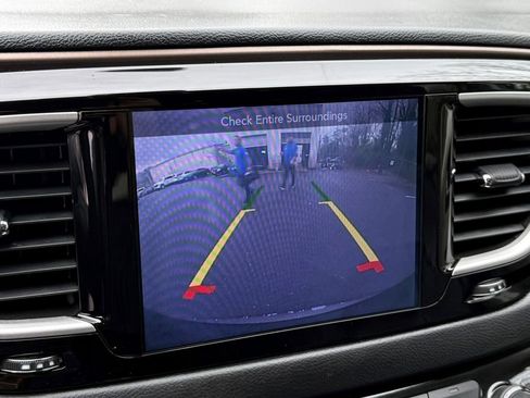 Used 2017 Chrysler Pacifica Touring-L image 24