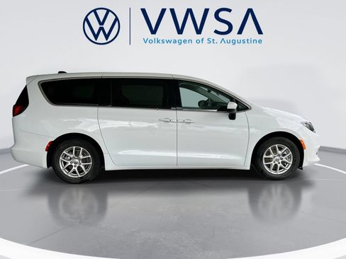 Used 2023 Chrysler Voyager LX FWD image 9