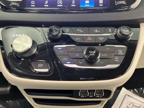 Used 2023 Chrysler Pacifica Touring-L FWD image 28