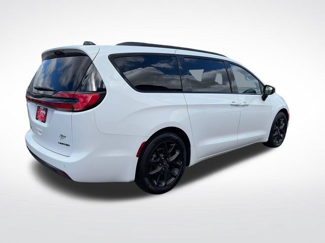 Used 2025 Chrysler Pacifica Limited FWD image 9