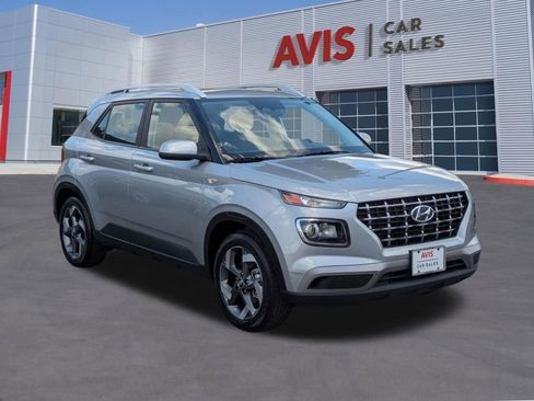 Used 2025 Hyundai Venue SEL FWD image 3