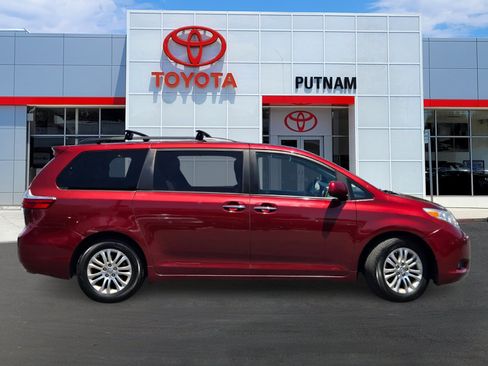Used 2017 Toyota Sienna FWD image 3