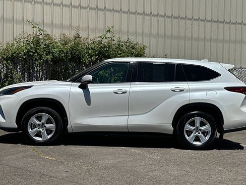 Used 2021 Toyota Highlander L AWD/4WD image 7
