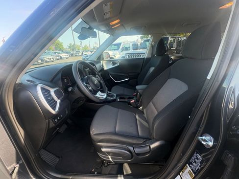 Used 2025 Kia Soul LX w/ LX Technology Package FWD image 24
