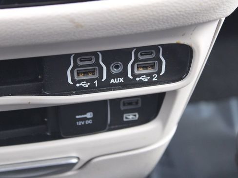 Used 2022 Chrysler Pacifica Touring-L image 41