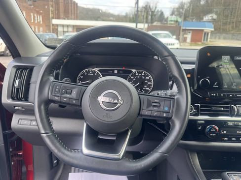 Used 2023 Nissan Pathfinder SL w/ Black Appearance Package AWD/4WD image 16