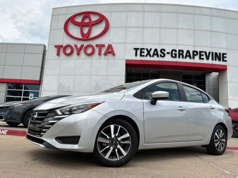 Used 2025 Nissan Versa SV FWD image 2