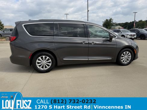 Used 2018 Chrysler Pacifica Touring-L FWD image 8
