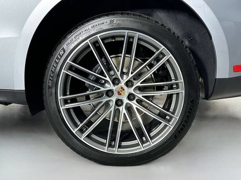 Certified 2026 Porsche Macan AWD/4WD image 33