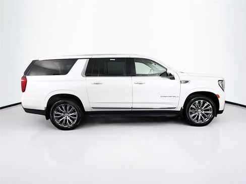 Used 2022 GMC Yukon XL Denali image 8