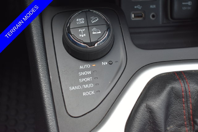 Used 2017 Jeep Cherokee Trailhawk w/ Comfort & Convenience Group AWD/4WD image 9