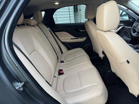 Used 2017 Jaguar F-PACE Premium image 32