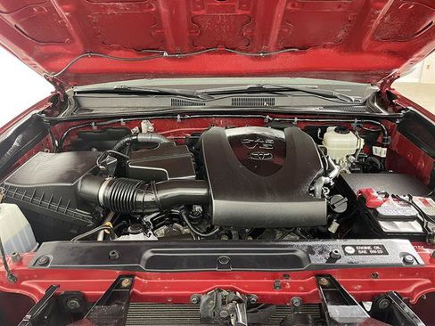 Used 2017 Toyota Tacoma TRD Off-Road w/ Premium & Technology Package AWD/4WD image 22