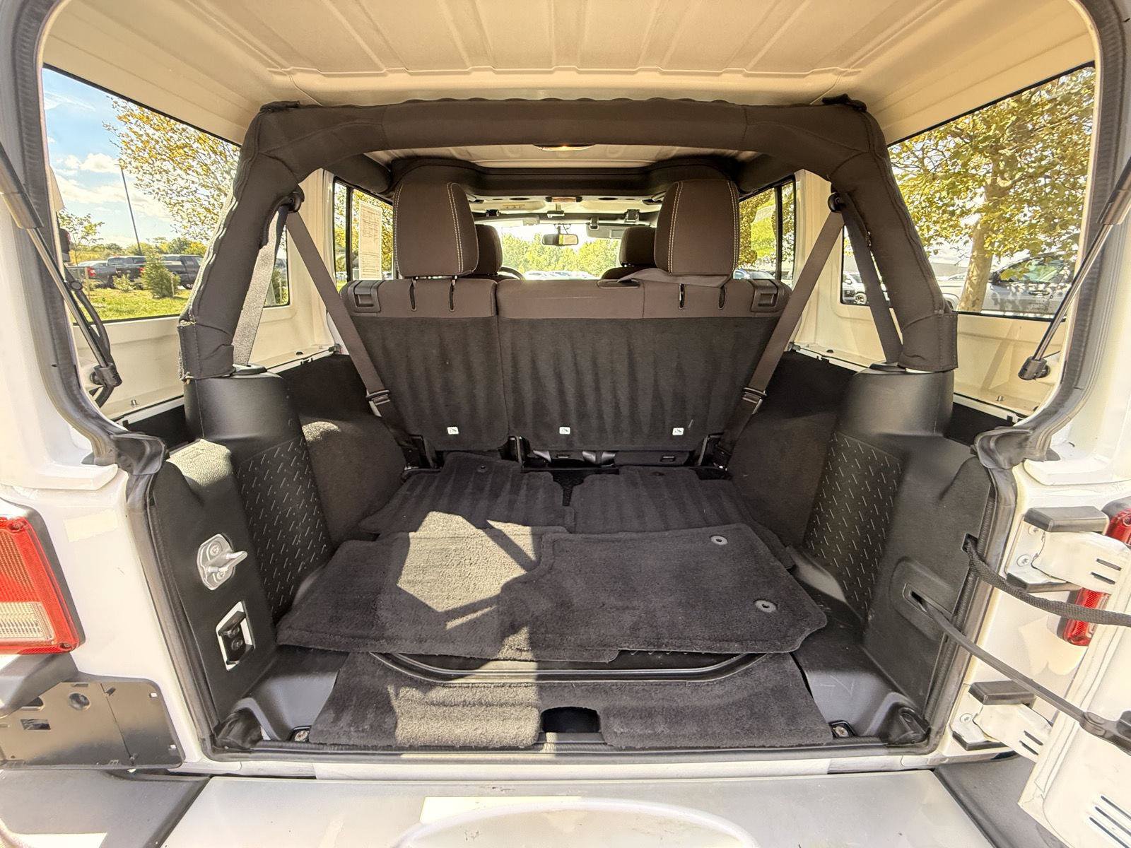 Used 2018 Jeep Wrangler Unlimited Sahara w/ Connectivity Group AWD/4WD image 18