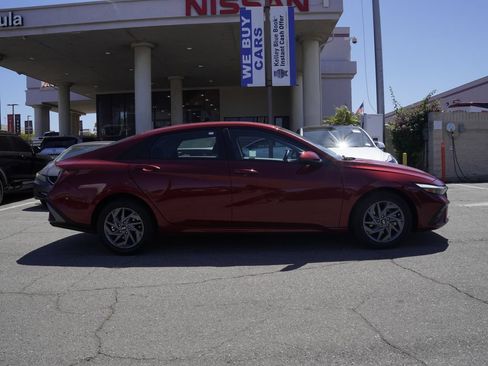 Used 2024 Hyundai Elantra SEL FWD image 3