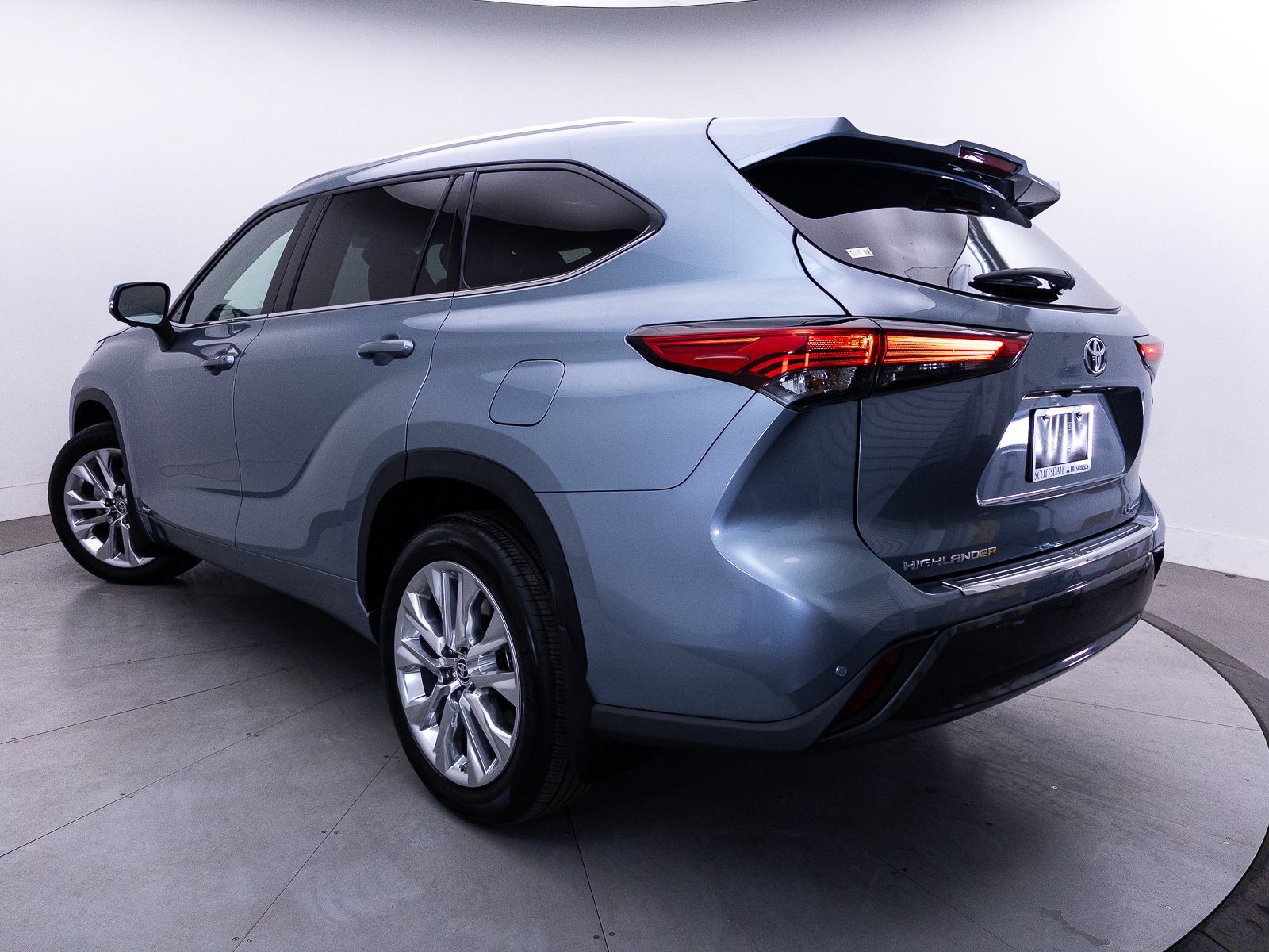 Used 2023 Toyota Highlander Limited AWD/4WD image 3