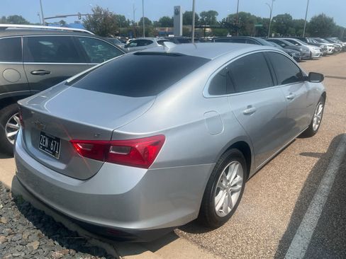 Used 2017 Chevrolet Malibu LT FWD image 3