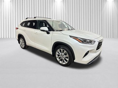 Used 2023 Toyota Highlander Limited AWD/4WD image 2