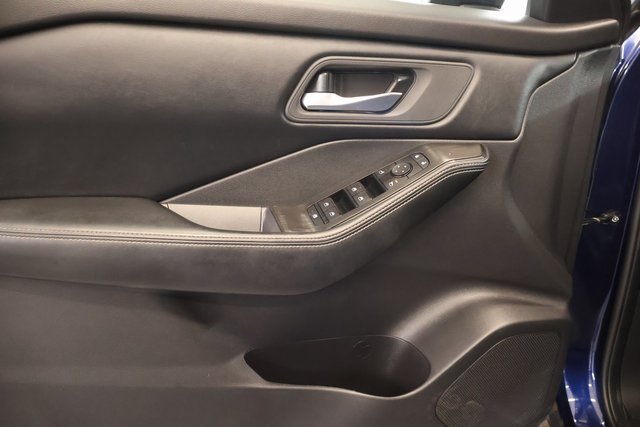 Certified 2025 Nissan Rogue SV AWD/4WD image 9