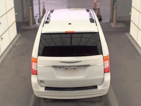 Used 2016 Chrysler Town & Country Touring FWD image 4