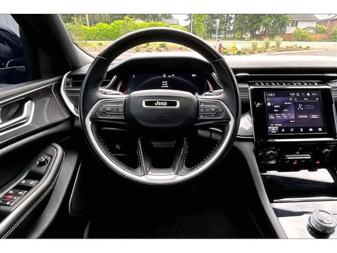 Used 2022 Jeep Grand Cherokee Altitude AWD/4WD image 5