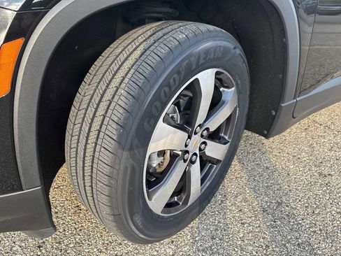 Certified 2023 Chevrolet Traverse LT w/ LT Premium Package AWD/4WD image 19