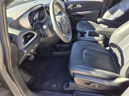 Certified 2025 Chrysler Pacifica Select image 10