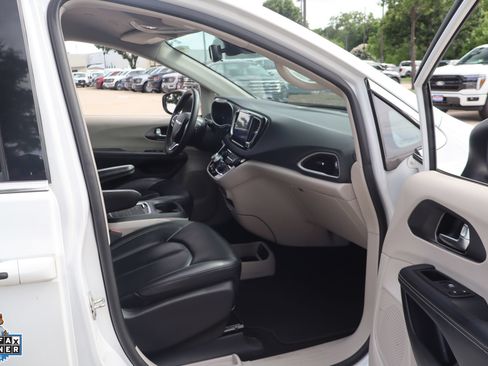 Used 2023 Chrysler Pacifica Touring-L FWD image 30