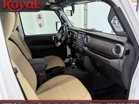 Used 2020 Jeep Gladiator Overland AWD/4WD image 4