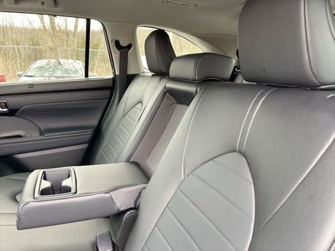 Certified 2024 Toyota Highlander XLE image 9