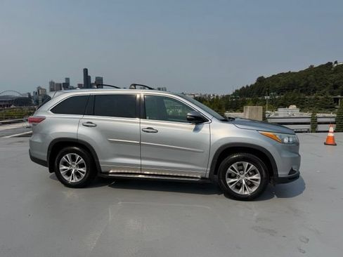 Used 2015 Toyota Highlander XLE AWD/4WD image 2