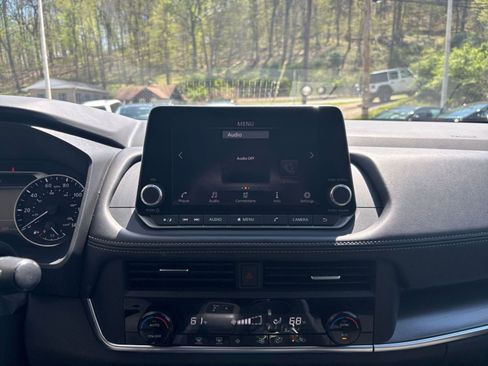Used 2025 Nissan Rogue SV FWD image 17