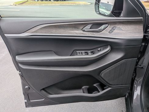 New 2025 Jeep Grand Cherokee Limited image 10