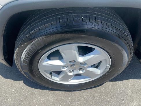 Used 2012 Jeep Grand Cherokee Laredo w/ Laredo E Group AWD/4WD image 17