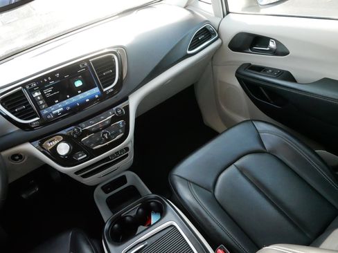 Used 2023 Chrysler Pacifica Touring-L image 11