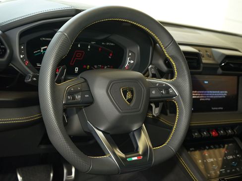 Used 2025 Lamborghini Urus SE AWD/4WD image 14