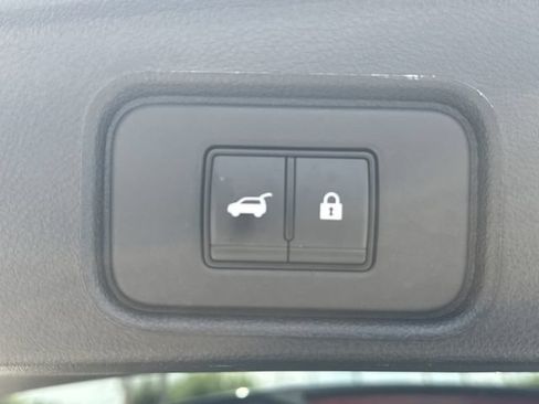 Used 2025 Nissan Pathfinder SV FWD image 12