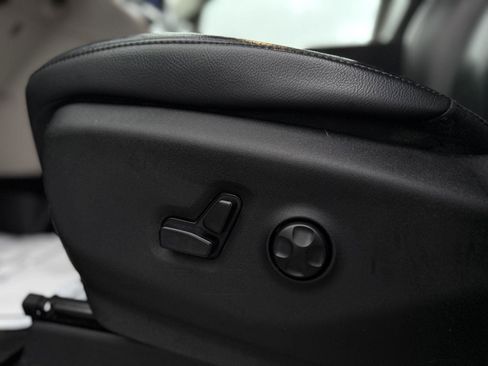 Used 2017 Chrysler Pacifica Touring-L w/ Tire & Wheel Group image 14