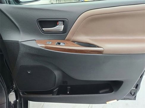 Used 2020 Toyota Sienna Limited Premium image 49