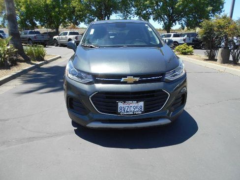 Used 2020 Chevrolet Trax LT FWD image 2