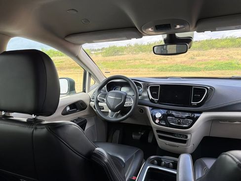 Used 2023 Chrysler Pacifica Touring-L FWD image 6