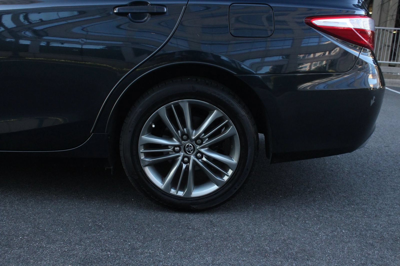 Used 2015 Toyota Camry SE FWD image 10